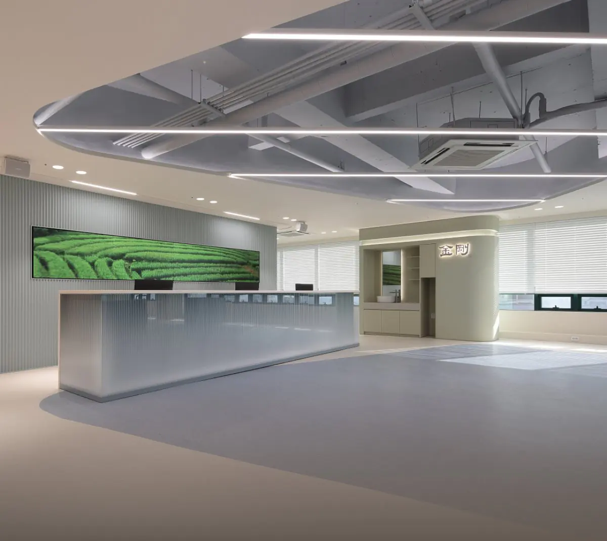 Reception area at Bundang TK Hospital with modern design and spacious layout