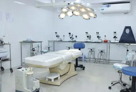 غرفة عمليات في RIIHT Radha Institute of Hair Transplant مزودة بمعدات جراحية ومخبرية