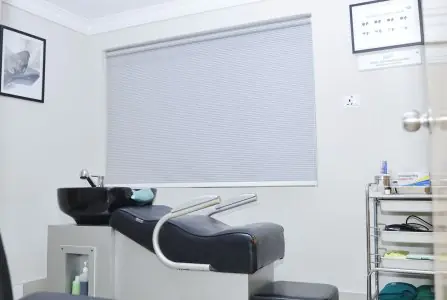 غرفة إجراءات زراعة الشعر في عيادة RIIHT مع مغسلة ومعدات طبية