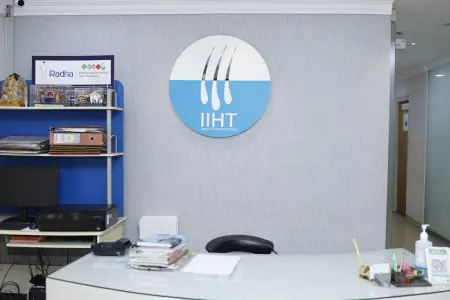 مكتب استقبال في عيادة Radha Institute of Hair Transplant، مكتب حديث
