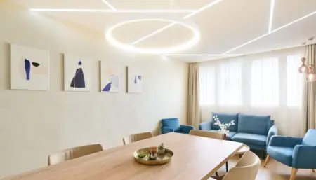 Sala de espera moderna en Hotel Europa Fit Vitalium Medical Centre con sofás azules