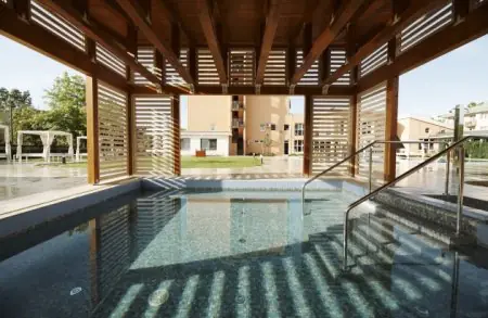 Piscina termal con pérgola de madera en Hotel Europa Fit Vitalium Medical Centre, Hungría