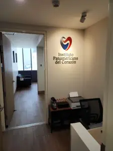 منطقة استقبال في Instituto Panamericano del Corazon مع معدات مكتبية