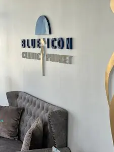 منطقة استقبال مع شعار على الجدار في Blue Icon Clinic فوكيت