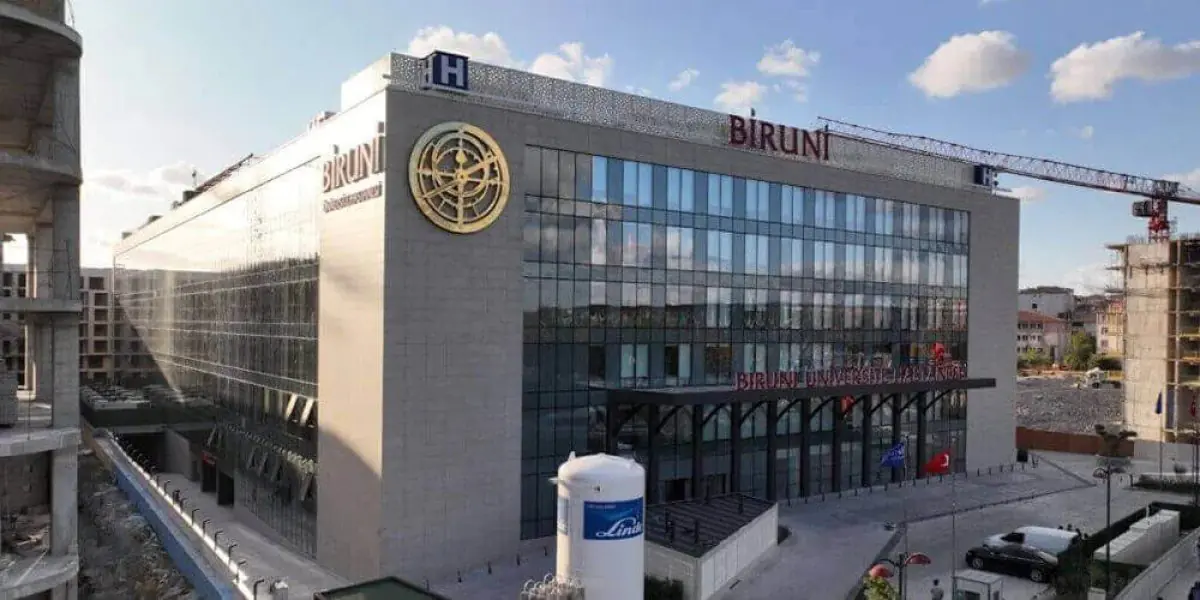 Современное здание клиники Biruni University Hospital в Стамбуле, Турция