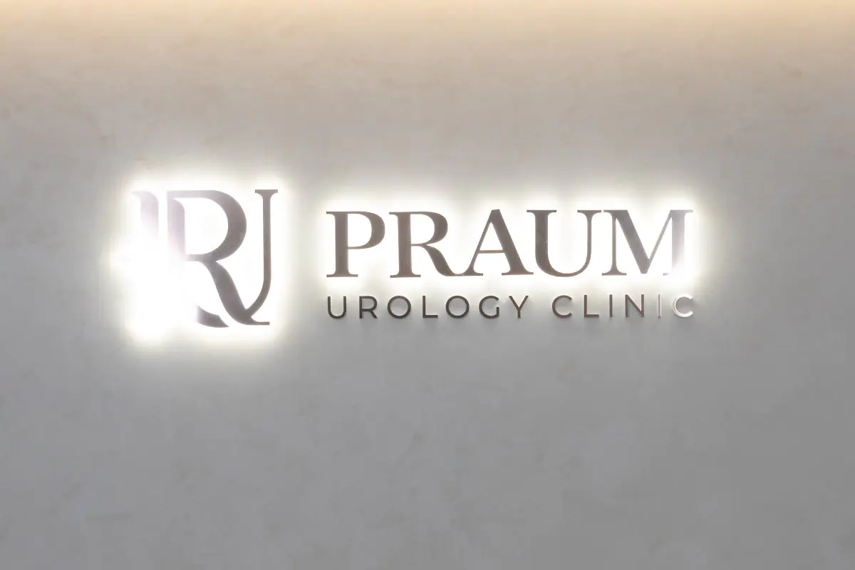Підсвічений логотип Praum Urology Clinic на внутрішній стіні