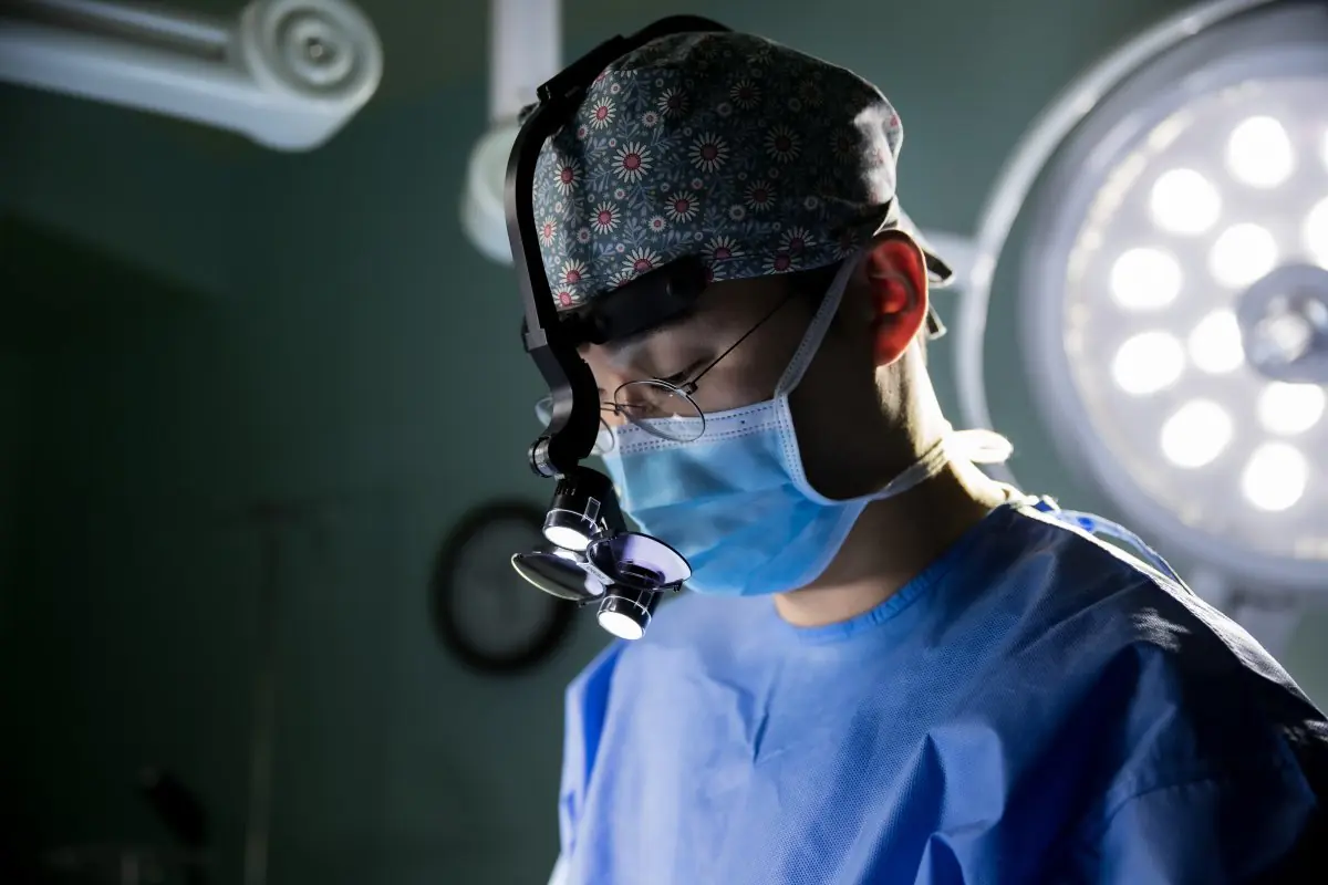 Хірург виконує операцію в операційній клініки Praum Urology