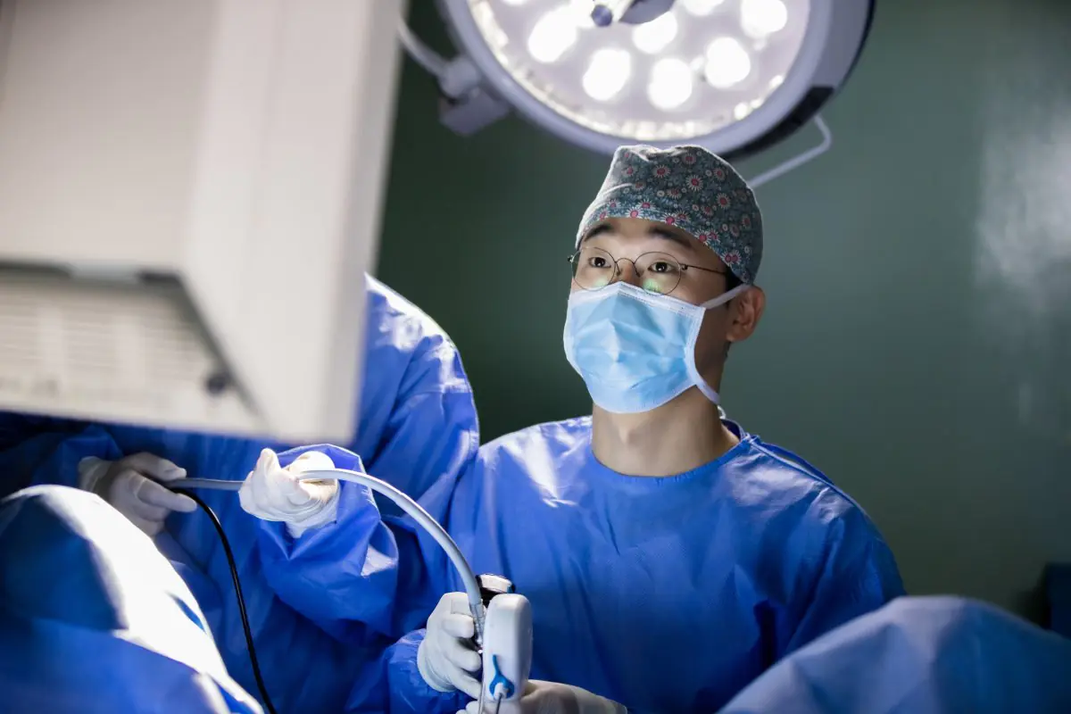 Уролог виконує ендоскопічну операцію в операційній клініки Praum Urology