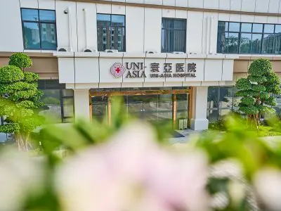 Fachada de la clínica Uni-Asia Cancer Hospital con exterior moderno y áreas verdes
