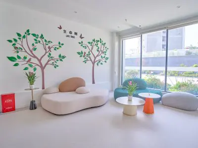 Sala de espera en Uni-asia Cancer Hospital con asientos modernos y grandes ventanales