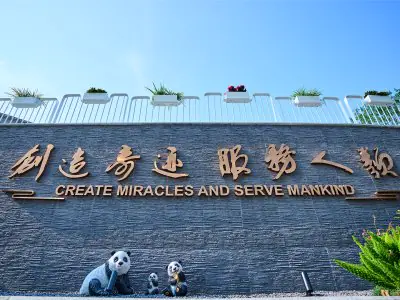 Muro exterior del Uni-asia Cancer Hospital con eslogan y estatuas de pandas
