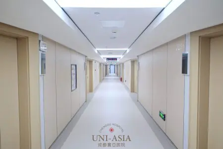 Pasillo moderno del hospital Uni-asia Cancer Hospital Chengdu, limpio y bien iluminado