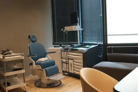 غرفة فحص الأنف والأذن والحنجرة في عيادة Prof. Dr. Hasan Demirhan بمعدات طبية حديثة