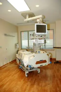 غرفة مرضى بسرير طبي متطور ومراقبة في New City Clinic