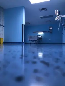 غرفة مرضى بسرير طبي ومعدات طبية في New City Clinic