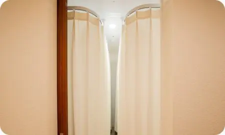 منطقة تبديل خاصة بستائر في عيادة Wonderful Plastic Surgery