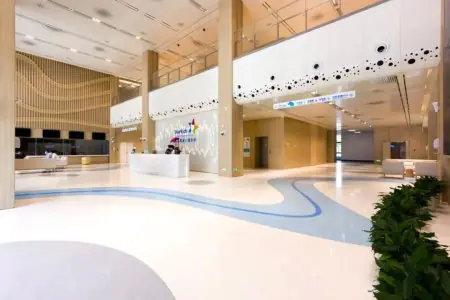 منطقة الاستقبال في عيادة Fosun Health، تصميم داخلي حديث وواسع في الصين