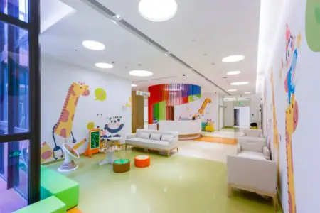 منطقة انتظار الأطفال في عيادة Fosun Health، شنغهاي، تصميم ملون مناسب للأطفال