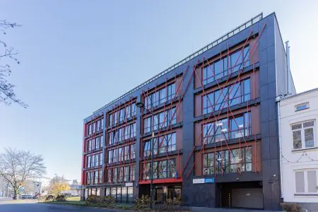 Fachada moderna del Centro Médico MediSpace en Varsovia, Polonia