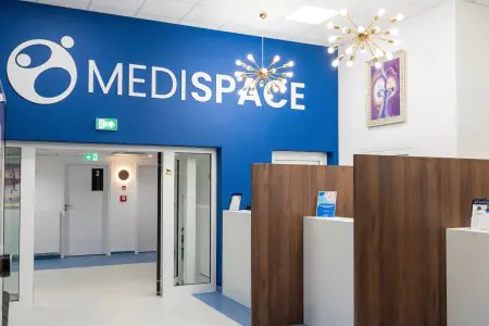 Área de recepción en la clínica MediSpace con interior moderno azul y blanco