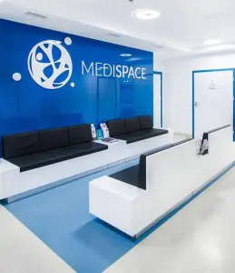 Sala de espera moderna en la clínica MediSpace con interior azul y blanco