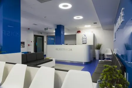 Área de recepción en MediSpace Medical Center, sala de espera moderna en Varsovia
