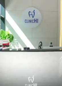 مكتب استقبال في عيادة ClinicHI لصحة الفم والأسنان بديكور عصري