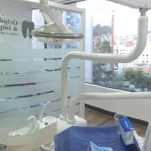 غرفة علاج الأسنان في عيادة Ortodoncia & Implantes بمعدات حديثة