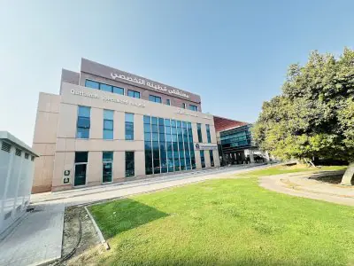 Fachada moderna de Quttainah Specialized Hospital en Kuwait con áreas ajardinadas
