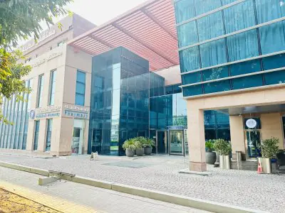Fachada moderna de vidrio del Quttainah Medical Center en Kuwait