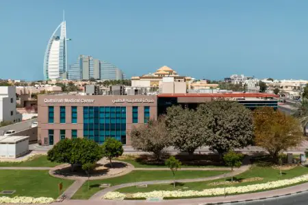 Fachada de Quttainah Medical Center en Dubái con arquitectura moderna