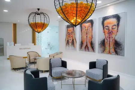 Recepción y sala de espera en Quttainah Medical Center, decoración moderna con arte