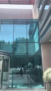 Fachada de vidrio del Quttainah Medical Center en Ciudad de Kuwait