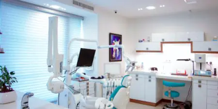 غرفة علاج الأسنان بمعدات حديثة في مركز صن يات سين الجامعي للسرطان