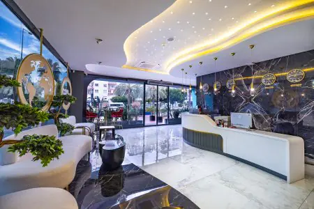 منطقة استقبال حديثة في عيادة Antalya Smile Designs بديكور أنيق ومنطقة جلوس