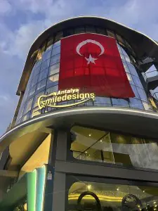 واجهة زجاجية حديثة لعيادة Antalya Smile Designs لطب الأسنان في تركيا