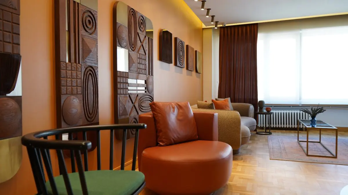 Modern waiting room at Op. Dr. Ali Çetinkaya Clinic with comfortable seating