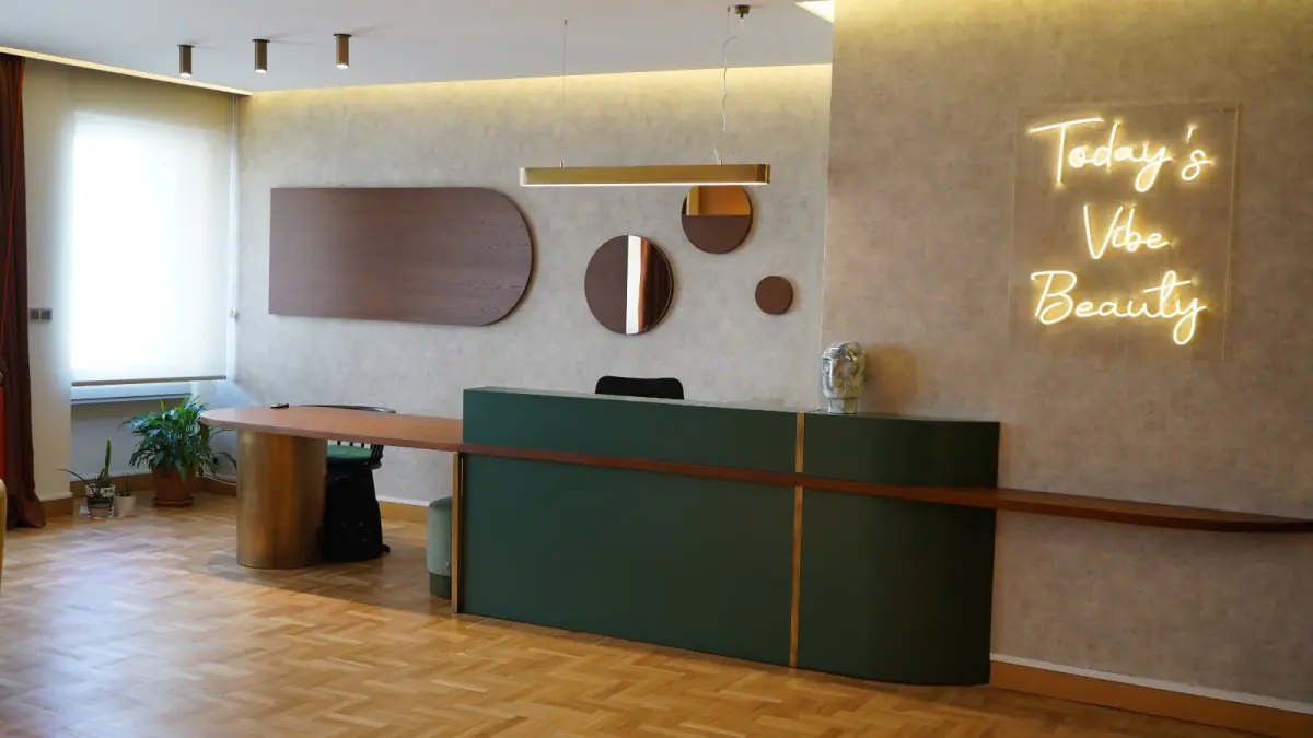 Reception area at Op. Dr. Ali Çetinkaya Clinic with modern decor in Turkey