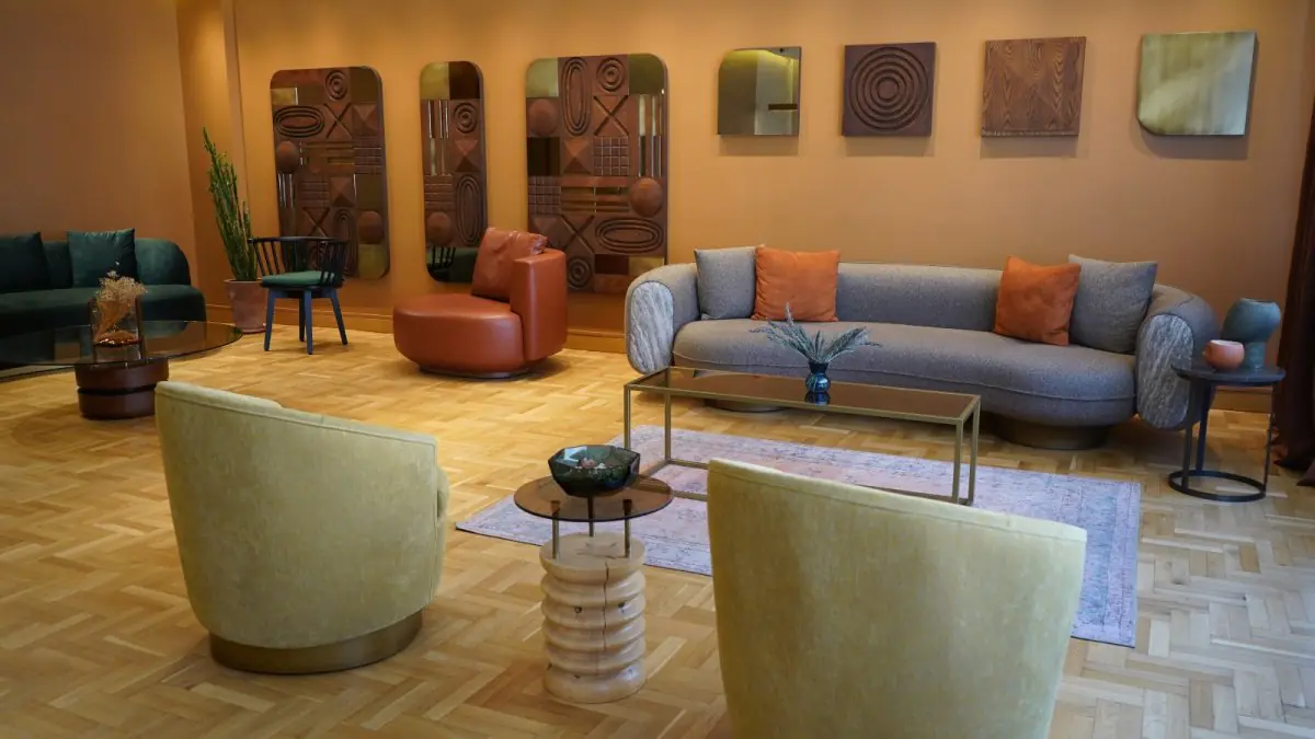 Modern waiting room at Op. Dr. Ali Çetinkaya Clinic with stylish decor in Istanbul