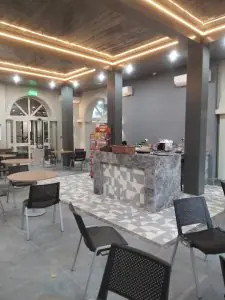 منطقة انتظار حديثة في مستشفى Bedaya مع مقاعد ومنضدة استقبال