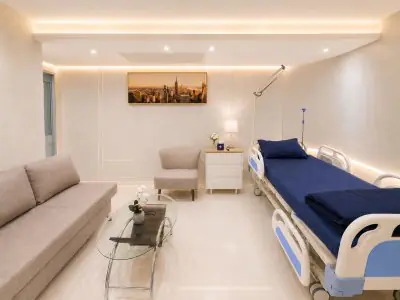 Patient room at ID Clinic Bangkok with hospital bed and modern furnishings