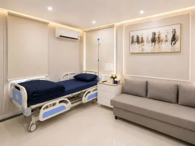 غرفة مرضى في ID Clinic Bangkok بسرير مستشفى وأريكة حديثة