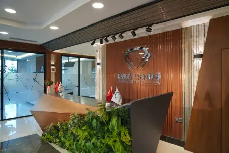 منطقة الاستقبال في Karat Dental Clinic بتصميم حديث ونباتات خضراء