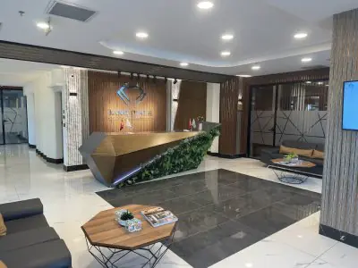منطقة الاستقبال في Karat Dental Clinic بديكور حديث ومقاعد مريحة