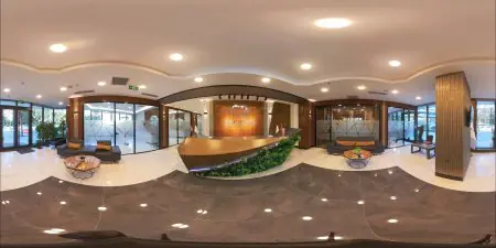 منطقة الاستقبال في Karat Dental Clinic بتصميم حديث ومقاعد مريحة