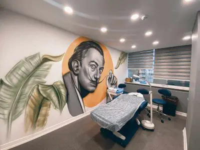 غرفة علاج في HairBack Clinic بديكور حديث وفن جداري في اسطنبول