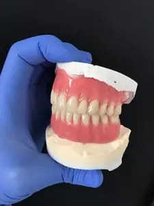 Modelo de prótesis dental en Funda Sarıkaya Dental Clinic
