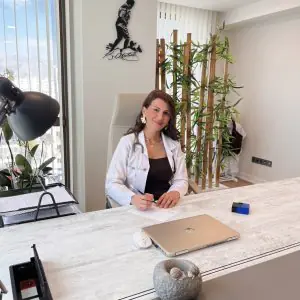 مكتب الطبيب في عيادة Uzm. Dr. Suna Sarıkaya، غرفة استشارة طبية حديثة