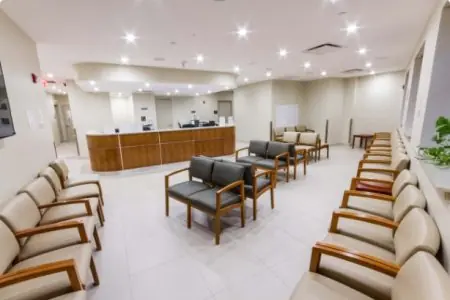 Sala de espera en Brooklyn Abortion Clinic con asientos modernos y recepción