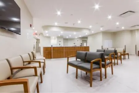 Recepción y sala de espera en Brooklyn Abortion Clinic, clínica moderna en Nueva York